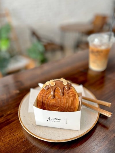🥐 Timber Ring Croissant Nutella. (Price 145 Baht.)