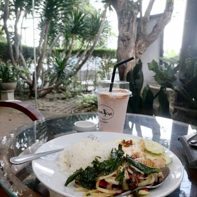 อาหาร หรือ เครื่องดื่ม