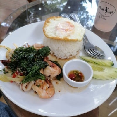 ผัดกะเพราทะเล ไข่ดาว