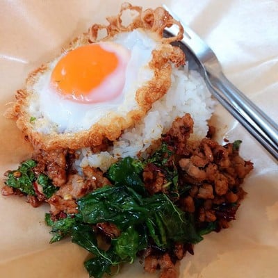 กะเพราเนื้อสับไข่ดาวเป็ด