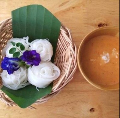 ขนมเส้น+น้ำยากะทิ(มีขาไก่1ขา, ลูกชิ้น2ลูก)