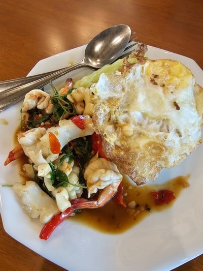 กะเพราทะเลราดข้าว ไข่ดาว