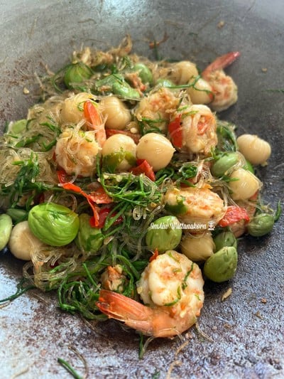 “ผัดสามเหม็น”