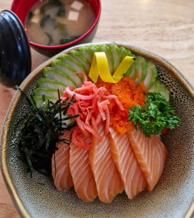 ข้าวหน้าปลาแซลม่อน