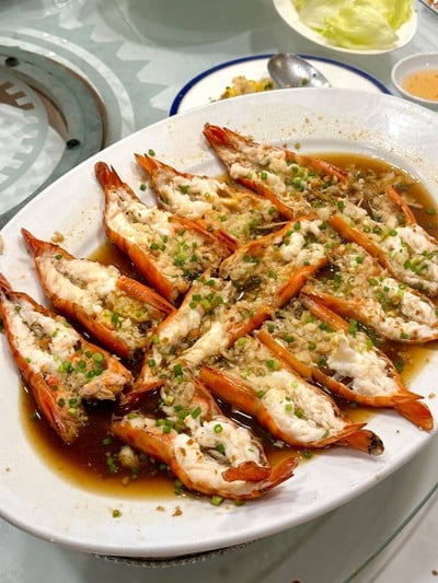 กุ้งก้ามกรามนึ่งกระเทียม