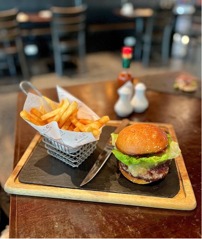 🍔 Australian Beef Cheese Burger. (Price 330++ Baht.)