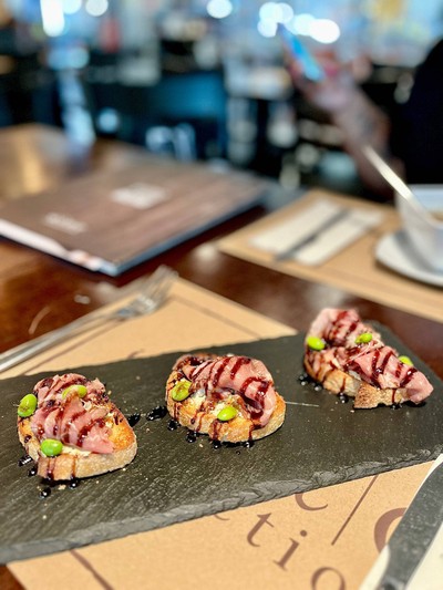 🥪 Roast Beef, Whipped Feta Bruschetta. (Price 270++ Baht.)