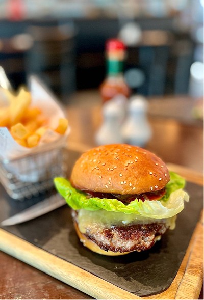 🍔 Australian Beef Cheese Burger. (Price 330 Baht.)