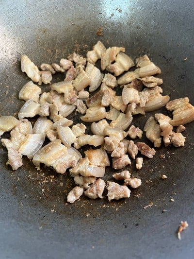 วิธีทำ “หมูสามชั้นผัดปลาร้าทรงเครื่อง”