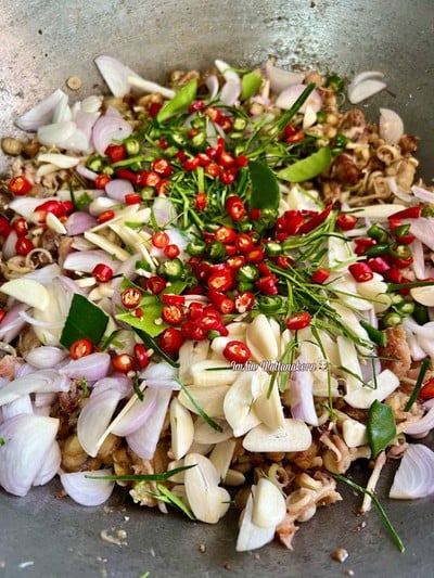 วิธีทำ “หมูสามชั้นผัดปลาร้าทรงเครื่อง”