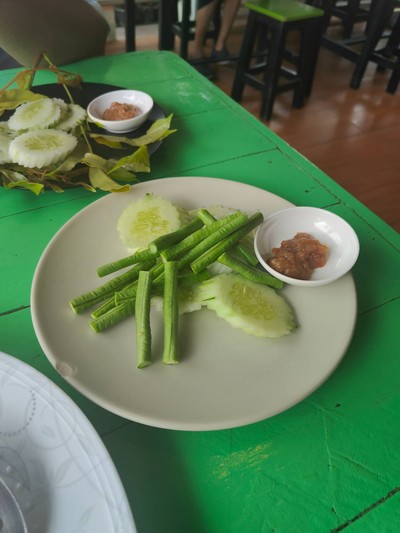 ชุดผักและน้ำพริกกะปิ