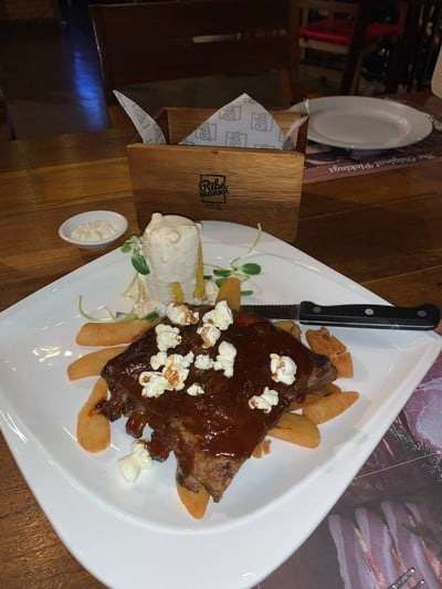 ซี่โครงหมูบาบีคิวแบบอเมริกันเสริฟพร้อมมันฝรั่งทอด