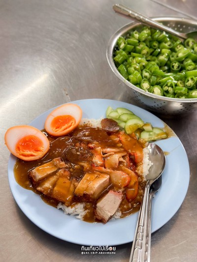 ข้าวหมูแดง+หมูกรอบ+กุนเชียง ใส่ไข่
