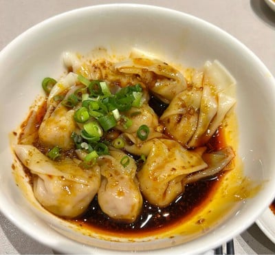 เกี๊ยวหมูราดซอสเปรี้ยวน้ำพริกเผาตำรับเสฉวน (8 ชิ้น)