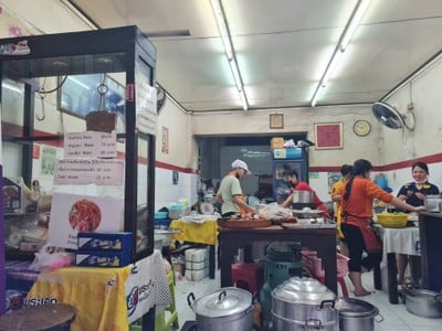 บรรยากาศ เซี้ยเหล่ายี่ห้อ (ข้าวหมูแดงแปลงนาม)