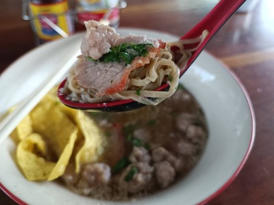 บะหมี่น้ำไม่งอก