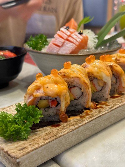 Salmon Engawa Spicy Roll