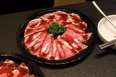 สันคอหมูสไลซ์ราดซอสสไตล์เกาหลี