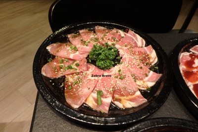 สันคอหมูสไลซ์ราดซอสรสเผ็ด