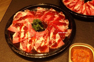 สันคอหมูสไลซ์ราดซอสไตล์เกาหลี