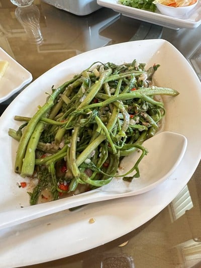 ผัดกระเฉดไฟแดง