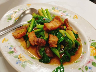 คะน้าหมูกรอบ