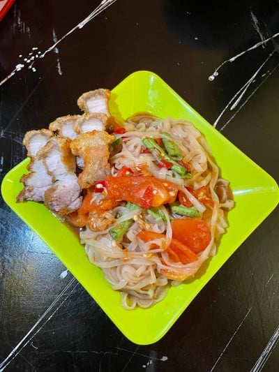 ตำเส้นเล็ก+หมูกรอบ