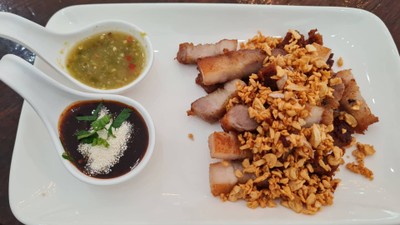 หมูสามชั้นทอดกระเทียม