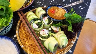 เปาะเปี๊ยะสดไส้อกไก่และอโวคาโด