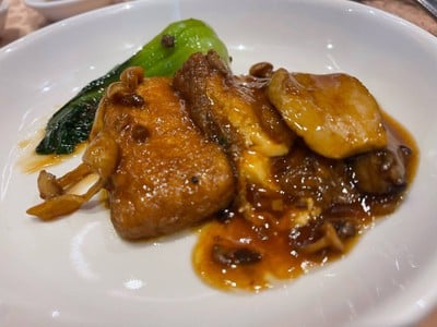 เต้าหู้เห็ดรวมมิตรราดซอสทรัฟเฟิล