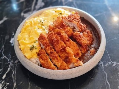 ข้าวไข่ข้นแกงกะหรี่หมูทอด