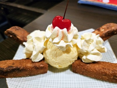 ขนมเวเฟอร์ญี่ปุ่นฟุกาชิกับไอศครีม