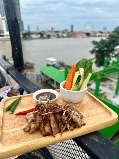 คอหมูหมักตะไคร้ย่างเตาถ่าน