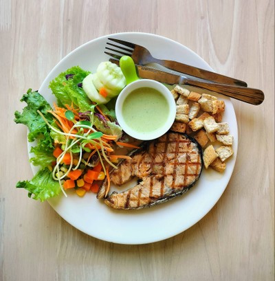 สลัดปลาแซลม่อน (กับ น้ำสลัดซีฟู้ด)