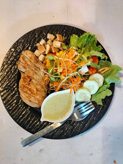 สลัดอกไก่พริกไทดำ