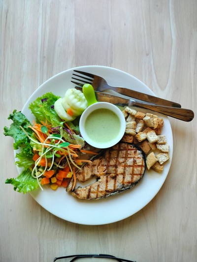 สลัดปลาแซลม่อน (กับ น้ำสลัดซีฟู้ด)