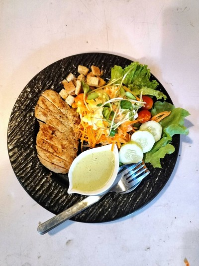 สลัดอกไก่พริกไทดำ