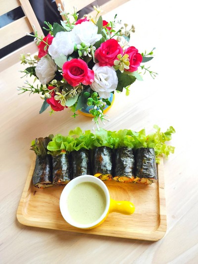 สลัดโรลสาหร่ายปูอัด