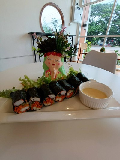 สลัดโรลสาหร่ายปูอัด