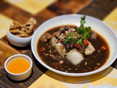 ก๋วยเตี๋ยวหลอดหมูตุ๋นทรงเครื่อง