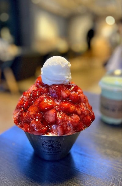 🍧 Strawberry Bingsu. (Price 290 Baht.)