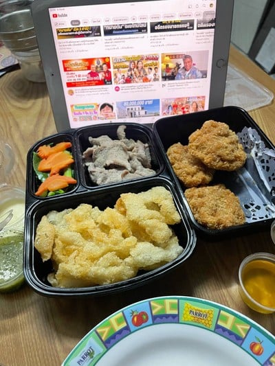 ราดหน้าทะเล(เส้นใหญ่ทอดกรอบ)