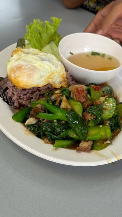 คะน้าหมูกรอบ