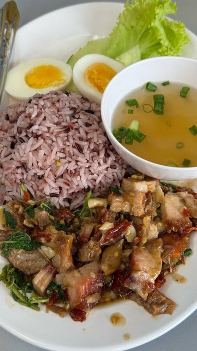 กะเพราหมูกรอบ