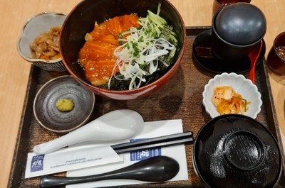 ข้าวหน้าปลาsalmon Yuke