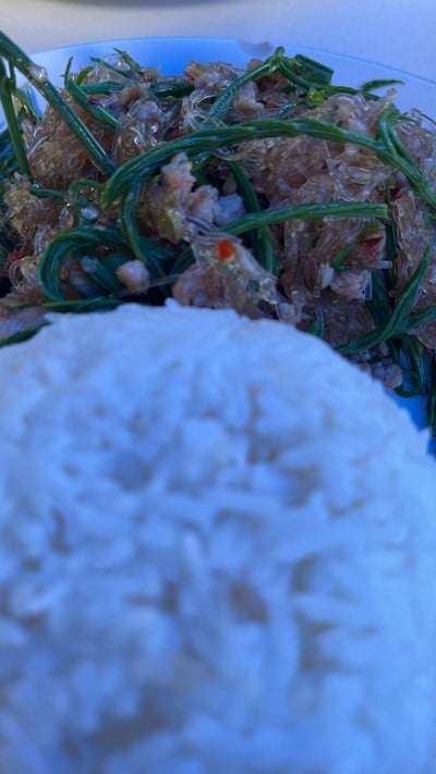 ข้าวราดผัดสามเหม็น