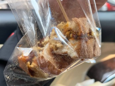 ขนมปังปิ้งพริกเผาหมูหยอง