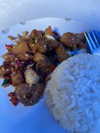 ข้าวราดหมูกรอบผัดพริกเกลือ