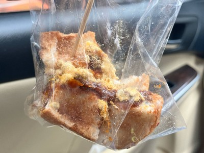 ขนมปังปิ้งพริกเผาหมูหยอง