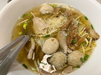 เส้นหมี่ลูกชิ้นเนื้อ+เนื้อสด